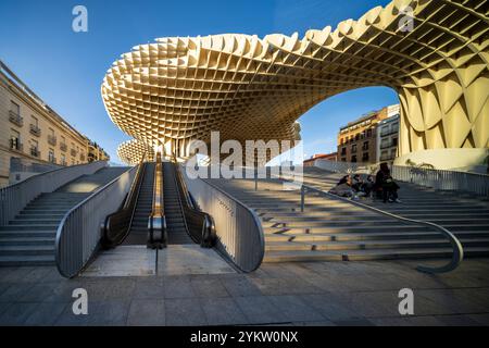 Sevilla, Spanien, 28. Januar 2021, faszinierender Blick auf Las Setas, ein modernes architektonisches Meisterwerk in Sevilla, Spanien. Das komplizierte Design der Struktur ist Stockfoto