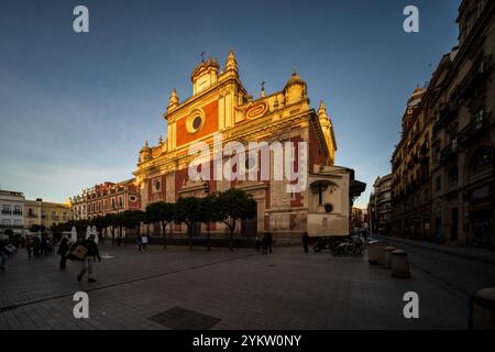 Sevilla, Spanien, 28. Januar 2021, majestätischer Blick auf die Barockkirche El Salvador in Sevilla, Spanien, wunderschön beleuchtet während der goldenen Stunde. Aufnahme Stockfoto