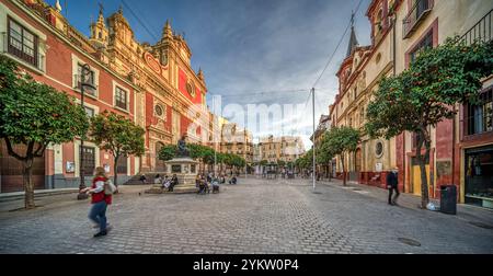 Sevilla, Spanien, 28. Januar 2021, malerischer Blick auf die Plaza de El Salvador in Sevilla, Spanien, mit der historischen Kirche und der pulsierenden Architektur. Das lebhafte Stockfoto