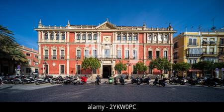 Sevilla, Spanien, 28. Januar 2021, das Real Audiencia Gebäude in Sevilla zeigt Renaissance-Architektur auf der Plaza de San Francisco. Dieses historische Gebäude Stockfoto