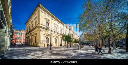 Sevilla, Spanien, 28. Januar 2021, das Ayuntamiento-Gebäude in Sevilla, Spanien, ist von einer lebhaften Stadtlandschaft und blauem Himmel umgeben. Diese historische Architektur Stockfoto