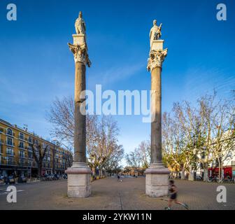 Sevilla, Spanien, 28. Januar 2021, die historischen römischen Säulen in Alameda de Hercules, Sevilla unter klarem Himmel. Stockfoto