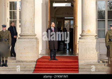 Warschau, Polen. November 2024. Polens Außenminister Radoslaw Sikorski (C) wartet auf die Begrüßung der Außenminister für das Treffen der Großen fünf der EU und der Außenminister des Vereinigten Königreichs. Es fand ein Treffen der Außenminister der Big Five der EU und des Vereinigten Königreichs statt. Die Außenminister Polens, Frankreichs, Deutschlands und Italiens nahmen zusammen mit ihren Kollegen aus Spanien und dem Vereinigten Königreich Teil. An der Sitzung nahm auch Kaja Kallas, die künftige hohe Vertreterin der EU für Außen- und Sicherheitspolitik, Teil. Quelle: SOPA Images Limited/Alamy Live News Stockfoto