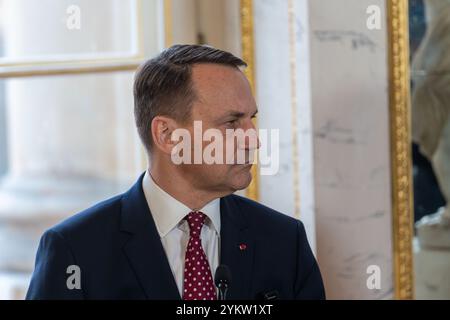 Warschau, Polen. November 2024. Der polnische Außenminister Radoslaw Sikorski spricht während einer Pressekonferenz. Es fand ein Treffen der Außenminister der Big Five der EU und des Vereinigten Königreichs statt. Die Außenminister Polens, Frankreichs, Deutschlands und Italiens nahmen zusammen mit ihren Kollegen aus Spanien und dem Vereinigten Königreich Teil. An der Sitzung nahm auch Kaja Kallas, die künftige hohe Vertreterin der EU für Außen- und Sicherheitspolitik, Teil. Quelle: SOPA Images Limited/Alamy Live News Stockfoto