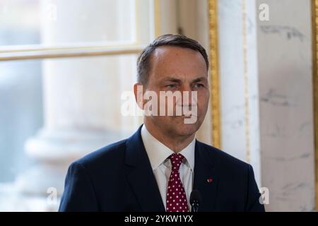 Warschau, Polen. November 2024. Der polnische Außenminister Radoslaw Sikorski spricht während einer Pressekonferenz. Es fand ein Treffen der Außenminister der Big Five der EU und des Vereinigten Königreichs statt. Die Außenminister Polens, Frankreichs, Deutschlands und Italiens nahmen zusammen mit ihren Kollegen aus Spanien und dem Vereinigten Königreich Teil. An der Sitzung nahm auch Kaja Kallas, die künftige hohe Vertreterin der EU für Außen- und Sicherheitspolitik, Teil. Quelle: SOPA Images Limited/Alamy Live News Stockfoto