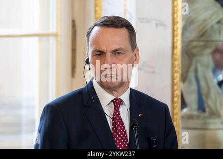 Warschau, Polen. November 2024. Der polnische Außenminister Radoslaw Sikorski spricht während einer Pressekonferenz. Es fand ein Treffen der Außenminister der Big Five der EU und des Vereinigten Königreichs statt. Die Außenminister Polens, Frankreichs, Deutschlands und Italiens nahmen zusammen mit ihren Kollegen aus Spanien und dem Vereinigten Königreich Teil. An der Sitzung nahm auch Kaja Kallas, die künftige hohe Vertreterin der EU für Außen- und Sicherheitspolitik, Teil. Quelle: SOPA Images Limited/Alamy Live News Stockfoto