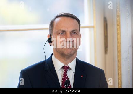 Warschau, Polen. November 2024. Der polnische Außenminister Radoslaw Sikorski spricht während einer Pressekonferenz. Es fand ein Treffen der Außenminister der Big Five der EU und des Vereinigten Königreichs statt. Die Außenminister Polens, Frankreichs, Deutschlands und Italiens nahmen zusammen mit ihren Kollegen aus Spanien und dem Vereinigten Königreich Teil. An der Sitzung nahm auch Kaja Kallas, die künftige hohe Vertreterin der EU für Außen- und Sicherheitspolitik, Teil. Quelle: SOPA Images Limited/Alamy Live News Stockfoto