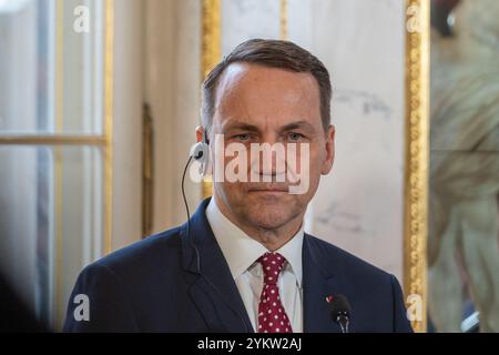 Warschau, Polen. November 2024. Der polnische Außenminister Radoslaw Sikorski spricht während einer Pressekonferenz. Es fand ein Treffen der Außenminister der Big Five der EU und des Vereinigten Königreichs statt. Die Außenminister Polens, Frankreichs, Deutschlands und Italiens nahmen zusammen mit ihren Kollegen aus Spanien und dem Vereinigten Königreich Teil. An der Sitzung nahm auch Kaja Kallas, die künftige hohe Vertreterin der EU für Außen- und Sicherheitspolitik, Teil. Quelle: SOPA Images Limited/Alamy Live News Stockfoto