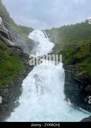 Kjosfossen Wasserfall, zwischen Flam und Myrdal, umgeben von Vegetation und ohne Menschen, wo der Flamsbana Zug hält. Norwegische Natur c Stockfoto