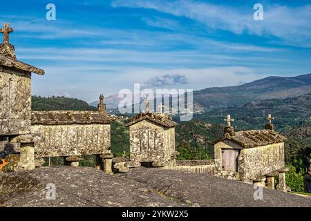 Blick auf den kommunitären Kornkammern, genannt Spalieren, in das Dorf Soajo, Nationalpark Peneda, Nordportugal Stockfoto