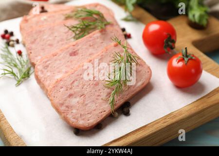 Leckere Fleischstücke aus der Dose, Dill, Pfeffer und Tomaten auf dem Tisch, Nahaufnahme Stockfoto