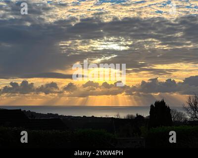 Dramatischer Sonnenaufgang über der Irischen See von Onchan auf der Isle of man Stockfoto