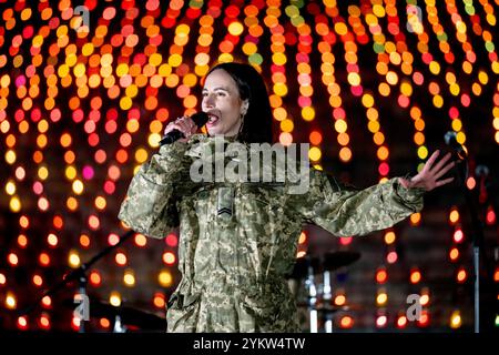 Soldaten spielen Rocksongs über die Ukraine und den Krieg im LICHT DAS FEUER Ereignis, DAS den 1.000 Tagen des Kampfes des ukrainischen Volkes für Freiheit und Unabhängigkeit gewidmet ist. 1000 Kerzen leuchten symbolisch vor dem Motherland Monument zum Gedenken an den tausendsten Tag des Kampfes. Stockfoto