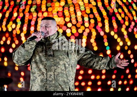 Soldaten spielen Rocksongs über die Ukraine und den Krieg im LICHT DAS FEUER Ereignis, DAS den 1.000 Tagen des Kampfes des ukrainischen Volkes für Freiheit und Unabhängigkeit gewidmet ist. 1000 Kerzen leuchten symbolisch vor dem Motherland Monument zum Gedenken an den tausendsten Tag des Kampfes. Stockfoto