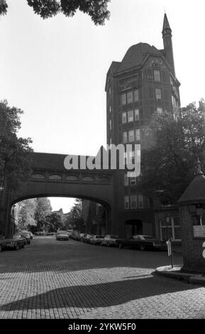 New York City, NY, USA, 1982. Eingang in die Forest Hills Gardens vom Station Square in Queens. Das Forest Hills Inn (1912) liegt auf der rechten Seite. Stockfoto