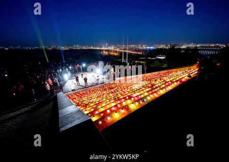 Kiew, Kiew-Stadt, Ukraine. November 2024. DAS FEUER-Ereignis, das den 1.000 Tagen des Kampfes des ukrainischen Volkes für Freiheit und Unabhängigkeit gewidmet ist. 1000 Kerzen leuchten symbolisch vor dem Motherland Monument zum Gedenken an den tausendsten Tag des Kampfes. (Kreditbild: © Andreas Stroh/ZUMA Press Wire) NUR REDAKTIONELLE VERWENDUNG! Nicht für kommerzielle ZWECKE! Stockfoto