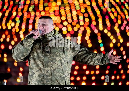 Kiew, Kiew-Stadt, Ukraine. November 2024. Soldaten, die Rocksongs über die Ukraine und den Krieg im LICHT DES FEUERS vorführen, gewidmet den 1.000 Tagen des Kampfes des ukrainischen Volkes für Freiheit und Unabhängigkeit. 1000 Kerzen leuchten symbolisch vor dem Motherland Monument zum Gedenken an den tausendsten Tag des Kampfes. (Kreditbild: © Andreas Stroh/ZUMA Press Wire) NUR REDAKTIONELLE VERWENDUNG! Nicht für kommerzielle ZWECKE! Stockfoto