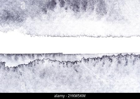Abstrakte schwarz-weiße Aquarellstruktur mit rauen Kanten und körnigen Mustern auf weißem Hintergrund. Stockfoto
