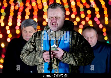 Kiew, Kiew-Stadt, Ukraine. November 2024. Gebet für die Ukraine durch Pastor und Soldat im LICHT DES FEUEREREIGNISSES, das den 1.000 Tagen des Kampfes des ukrainischen Volkes für Freiheit und Unabhängigkeit gewidmet ist. 1000 Kerzen leuchten symbolisch vor dem Motherland Monument zum Gedenken an den tausendsten Tag des Kampfes. (Kreditbild: © Andreas Stroh/ZUMA Press Wire) NUR REDAKTIONELLE VERWENDUNG! Nicht für kommerzielle ZWECKE! Stockfoto