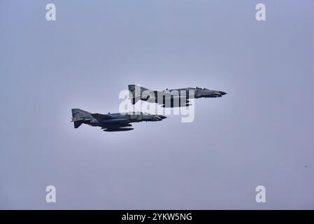 Türkisches F4E Phantom 50. Jahr im Inventar der türkischen Luftwaffe führten die Kampfflugzeuge F-4E 2020 einen Low Altitude Training Flug und ein tiefes Tal durch Stockfoto