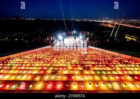 Kiew, Kiew-Stadt, Ukraine. November 2024. DAS FEUER-Ereignis, das den 1.000 Tagen des Kampfes des ukrainischen Volkes für Freiheit und Unabhängigkeit gewidmet ist. 1000 Kerzen leuchten symbolisch vor dem Motherland Monument zum Gedenken an den tausendsten Tag des Kampfes. (Kreditbild: © Andreas Stroh/ZUMA Press Wire) NUR REDAKTIONELLE VERWENDUNG! Nicht für kommerzielle ZWECKE! Stockfoto