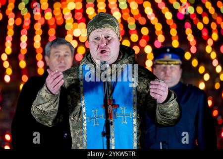 Kiew, Kiew-Stadt, Ukraine. November 2024. Gebet für die Ukraine durch Pastor und Soldat im LICHT DES FEUEREREIGNISSES, das den 1.000 Tagen des Kampfes des ukrainischen Volkes für Freiheit und Unabhängigkeit gewidmet ist. 1000 Kerzen leuchten symbolisch vor dem Motherland Monument zum Gedenken an den tausendsten Tag des Kampfes. (Kreditbild: © Andreas Stroh/ZUMA Press Wire) NUR REDAKTIONELLE VERWENDUNG! Nicht für kommerzielle ZWECKE! Stockfoto