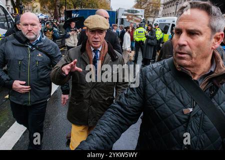 London, Großbritannien. November 2024. Nigel Farage, Abgeordneter der Reform UK für Clacton, tritt zusammen mit Tausenden von Landwirten in Whitehall gegen Änderungen der britischen Regierung an der landwirtschaftlichen Erbschaftssteuer ein. Die Minister der Regierung haben angedeutet, dass sie die Änderungen, die im jüngsten Haushalt vorgenommen wurden, nicht rückgängig machen werden und dass die von ihnen gesammelten Gelder Schulen und dem Gesundheitswesen zugewiesen werden. Quelle: Mark Kerrison/Alamy Live News Stockfoto