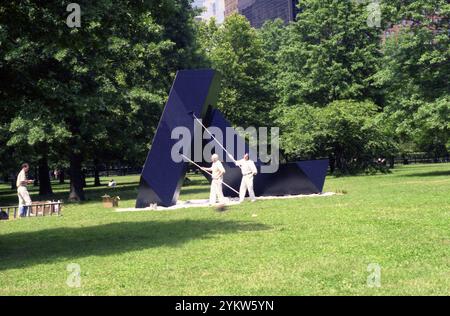 New York City, USA, ca. 1993. Arbeiter, die eine Skulptur des Künstlers Tony Smith in Manhattan aufräumen. Stockfoto