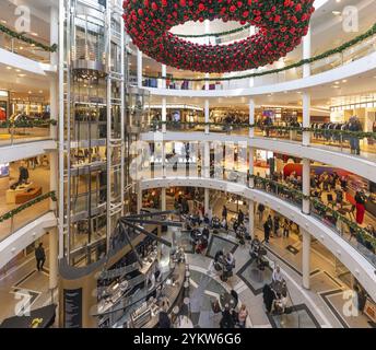 Breuninger Kaufhäuser in der Adventszeit, Innenaufnahme mit Adventskranz. Stuttgart, Baden-Württemberg, Deutschland, Europa Stockfoto