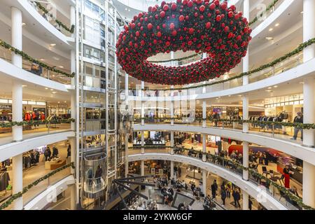 Breuninger Kaufhäuser in der Adventszeit, Innenaufnahme mit Adventskranz. Stuttgart, Baden-Württemberg, Deutschland, Europa Stockfoto