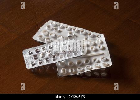 Leere Blisterpackungen auf brauner Holzoberfläche Stockfoto