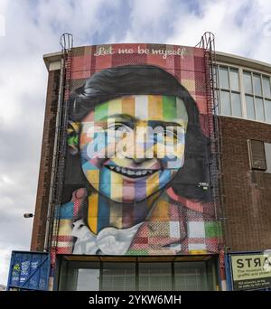 Ein Bild des farbenfrohen Wandgemäldes Let Me Be Myself mit der Darstellung von Anne Frank, das 2016 von Eduardo Kobra geschaffen wurde Stockfoto