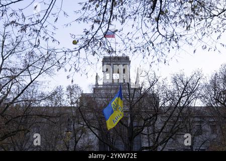 Berlin, 17. November 2024: Die ukrainische Flagge wird während eines Antikriegsdämons vor der russischen Botschaft mit der russischen Flagge in Berlin gesehen Stockfoto