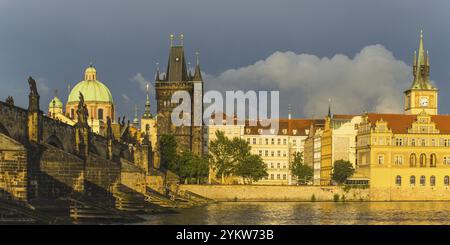 Moldau mit Karlsbrücke, Karluv Most, Altstädter Brückenturm, Bedrich Smetana Museum im ehemaligen Wasserwerk, dahinter das Wasser der Altstadt Stockfoto