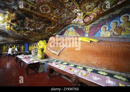 Liegender Buddha im Aluvihara Felsenhöhle Tempel oder Höhlenkloster, Aluvihara, Matale, Zentralprovinz, Sri Lanka, Asien Stockfoto