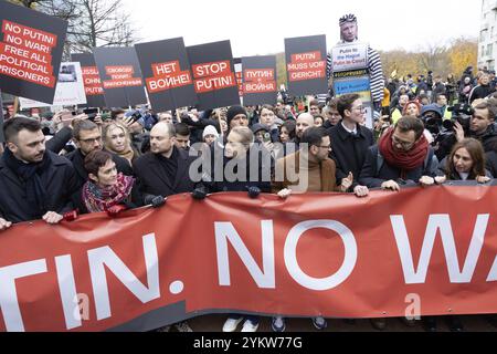 Berlin, 17. November 2024: Wladimir Kara-Mursa, Julia Navalnaya und Ilja Yashin während einer Antikriegsdemonstration in Berlin gegen den Krieg in Berlin Stockfoto