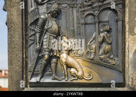 Bronze Relief eines Adligen mit Hund, Hände auf das Relief des Hundes legen soll Glück bringen, Statue des heiligen Johannes Nepomuk, Karlsbrücke, P. Stockfoto