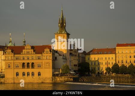 Bedrich Smetana Museum im ehemaligen Wasserwerk, dahinter der Wasserturm der Altstadt, der Smetana Quay, die Altstadt, Prag, Böhmen, Tschechische Republik, Tschechische Re Stockfoto