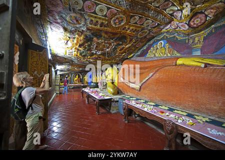 Liegender Buddha im Aluvihara Felsenhöhle Tempel oder Höhlenkloster, Aluvihara, Matale, Zentralprovinz, Sri Lanka, Asien Stockfoto