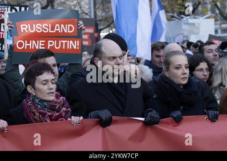 Berlin, 17. November 2024: Wladimir Kara-Mursa (Mitte), Julia Navalnaja (rechts) vor der russischen Botschaft in Berlin während eines Antikriegs Stockfoto