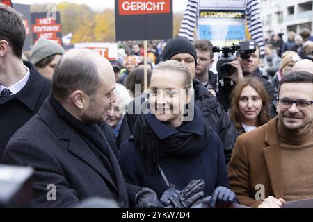 Berlin, 17. November 2024: Wladimir Kara-Mursa, Julia Navalnaya und Ilja Yashin während einer Antikriegsdemonstration in Berlin gegen den Krieg in Berlin Stockfoto