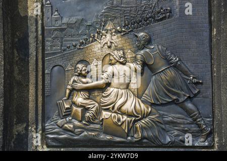 Bronze Relief, Heiliger Nepomuk fällt über die Brücke und legt Hände auf das Relief in der Säule soll Glück bringen, Karlsbrücke, Prag, BOH Stockfoto