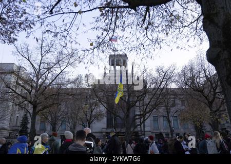 Berlin, 17. November 2024: Die ukrainische Flagge wird während eines Antikriegsdämons vor der russischen Botschaft mit der russischen Flagge in Berlin gesehen Stockfoto