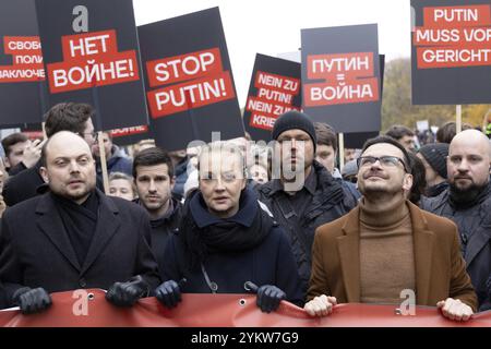 Berlin, 17. November 2024: Wladimir Kara-Mursa, Julia Navalnaya und Ilja Yashin während einer Antikriegsdemonstration in Berlin gegen den Krieg in Berlin Stockfoto