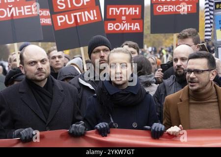 Berlin, 17. November 2024: Wladimir Kara-Mursa, Julia Navalnaya und Ilja Yashin während einer Antikriegsdemonstration in Berlin gegen den Krieg in Berlin Stockfoto