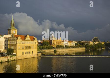 Bedrich Smetana Museum im ehemaligen Wasserwerk, dahinter der Wasserturm der Altstadt, der Smetana Quay, die Altstadt, Prag, Böhmen, Tschechische Republik, Tschechische Re Stockfoto