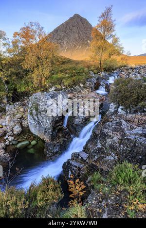 Wilder Fluss, Wasserfall, Herbstfarben, Morgenlicht, Berglandschaft, bewölkte Stimmung, Buachaille Etive Mor, Glencoe, Scottish Highlands, Schottland, G Stockfoto