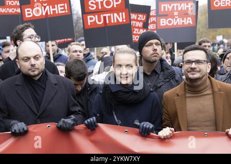 Berlin, 17. November 2024: Wladimir Kara-Mursa, Julia Navalnaya und Ilja Yashin während einer Antikriegsdemonstration in Berlin gegen den Krieg in Berlin Stockfoto