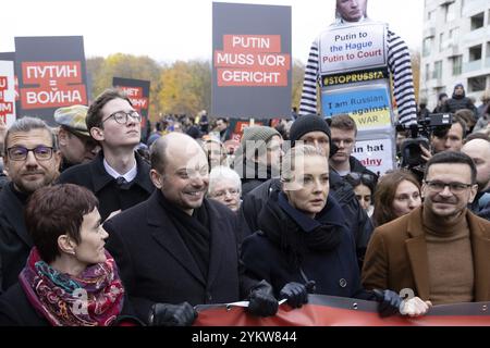 Berlin, 17. November 2024: Wladimir Kara-Mursa, Julia Navalnaya und Ilja Yashin während einer Antikriegsdemonstration in Berlin gegen den Krieg in Berlin Stockfoto