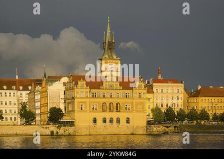 Bedrich Smetana Museum im ehemaligen Wasserwerk, dahinter der Wasserturm der Altstadt, der Smetana Quay, die Altstadt, Prag, Böhmen, Tschechische Republik, Tschechische Re Stockfoto